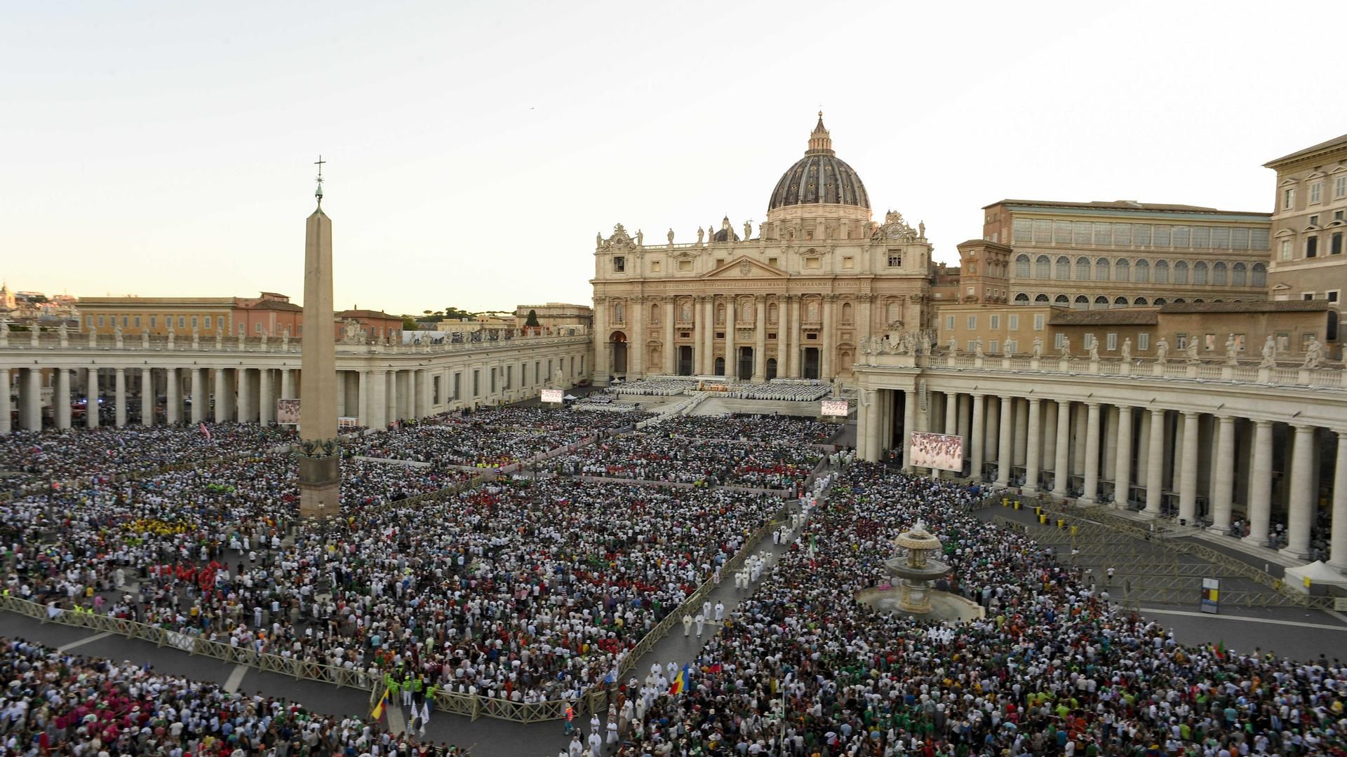 Unos 120.000 jóvenes reunidos en la plaza de San Pedro del Vaticano y sus aledaños el martes