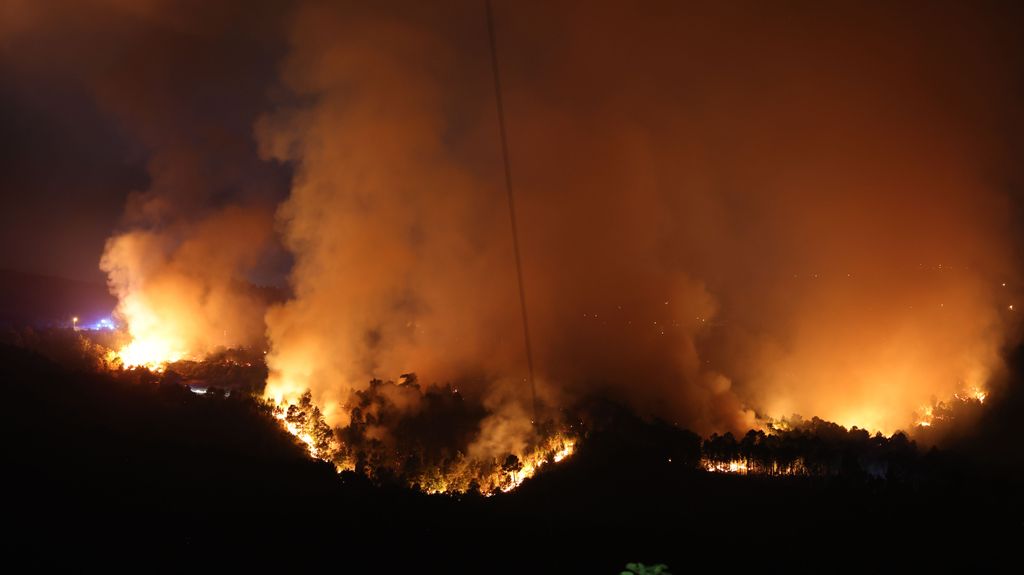 Cuatro fuegos arrasan la localidad portuguesa de Vila Real y obligan a evacuar un hogar de ancianos