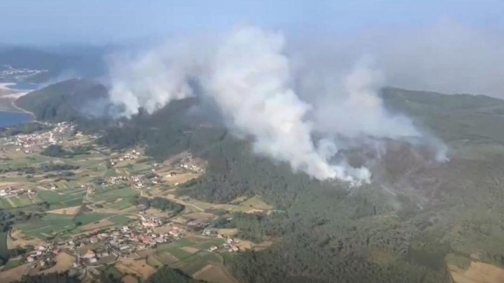 El incendio de Vilardevós, en Ourense, "bastante estable" aunque ya ha quemado 500 hectáreas
