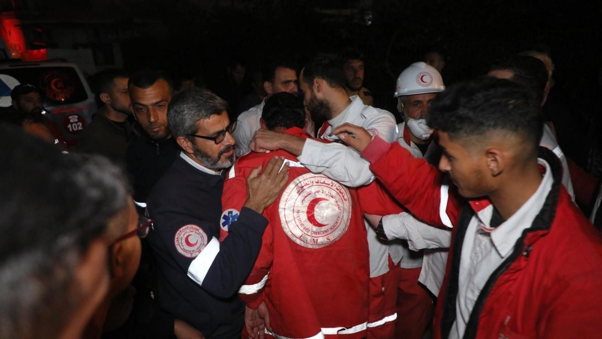 Israel ataca la sede de la Media Luna Roja Palestina en Gaza: un trabajador ha muerto