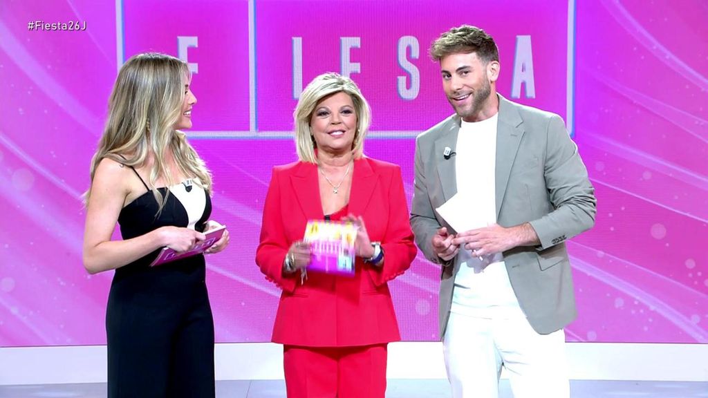 El emotivo homenaje de Terelu a María Teresa Campos en su estreno en 'Fiesta': "La jefa siempre hacía esto" Fiesta 2025 Top Vídeos 730