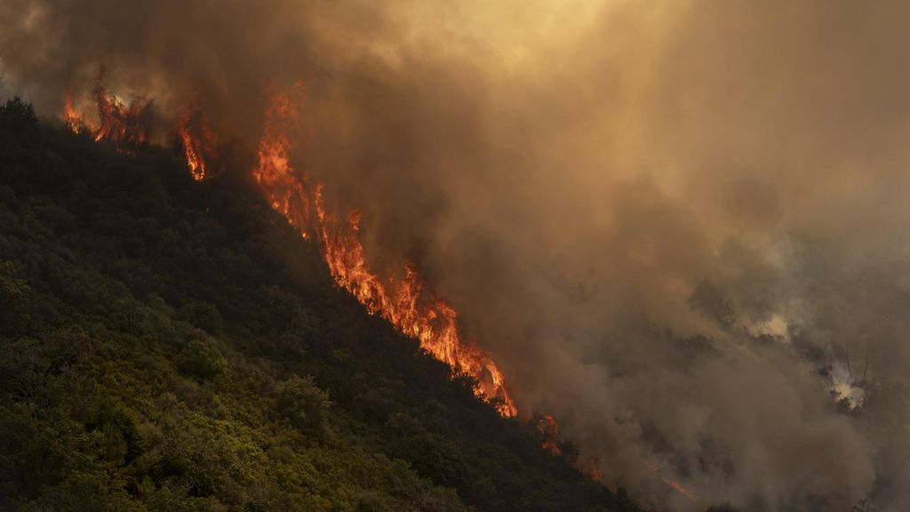 Un incendio forestal en Viladervós, Ourense, quema ya 450 hectáreas