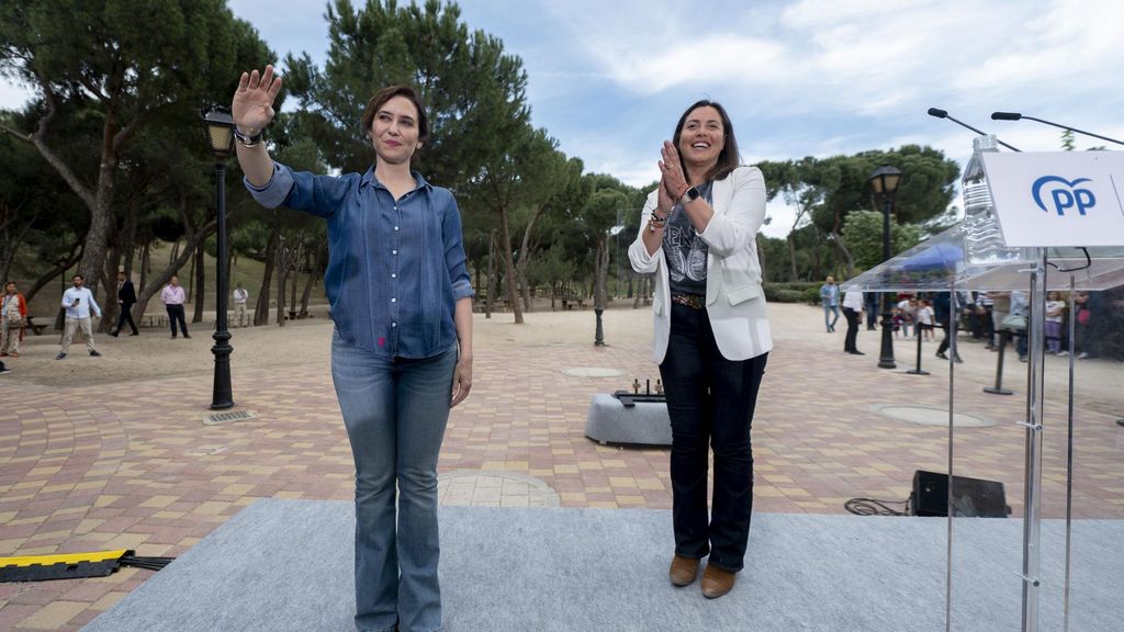 Ana Millán Arroyo (i) e Isabel Díaz Ayuso (d) en un acto en Arroyomolinos, Madrid