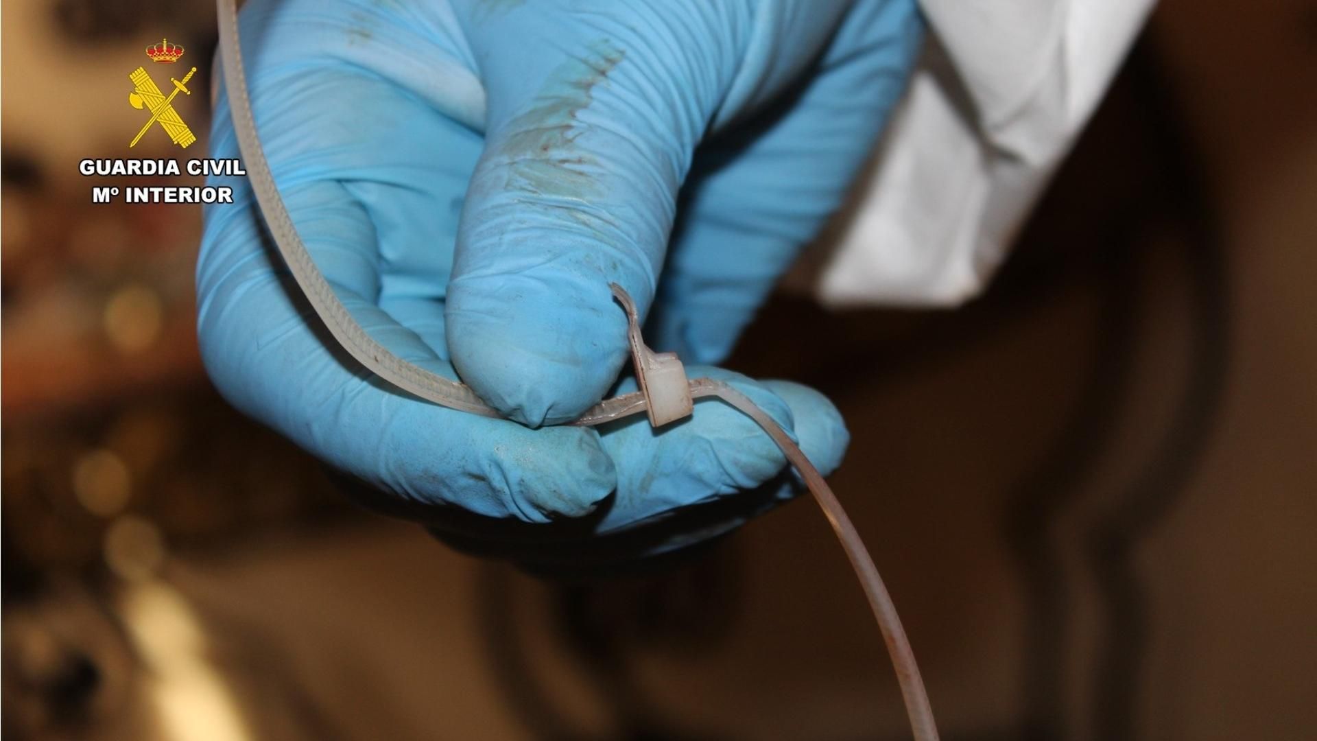 Análisis de una de las bridas con la que estaba maniatada la mujer