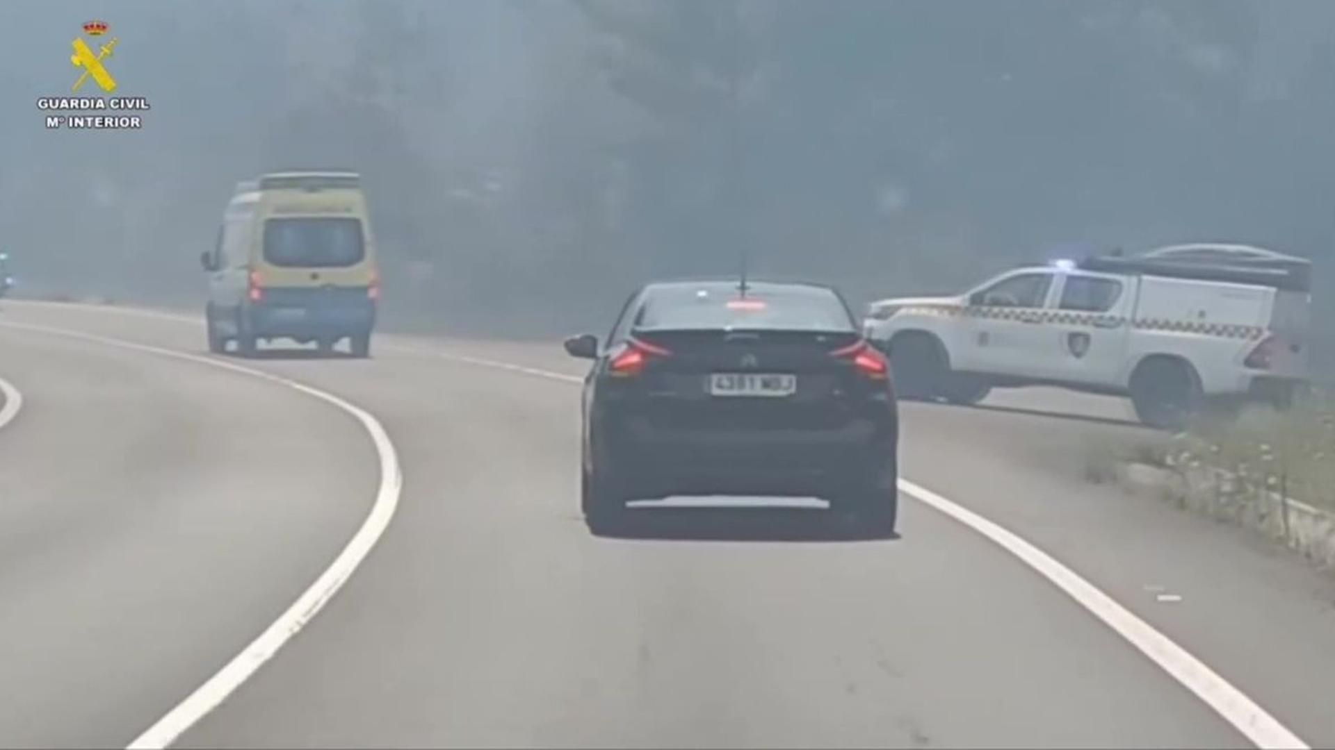 Arriesgado traslado de una persona con ictus en pleno incendio de Ponteceso, A Coruña