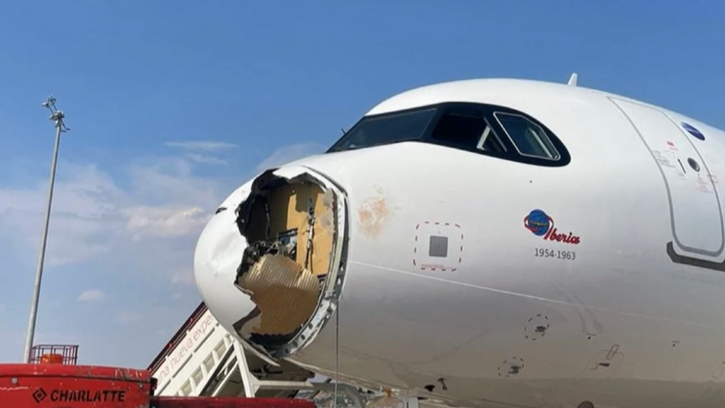 Aterrizaje de emergencia en Madrid tras el impacto de un pájaro en la parte frontal de un avión: "Dolía respirar"