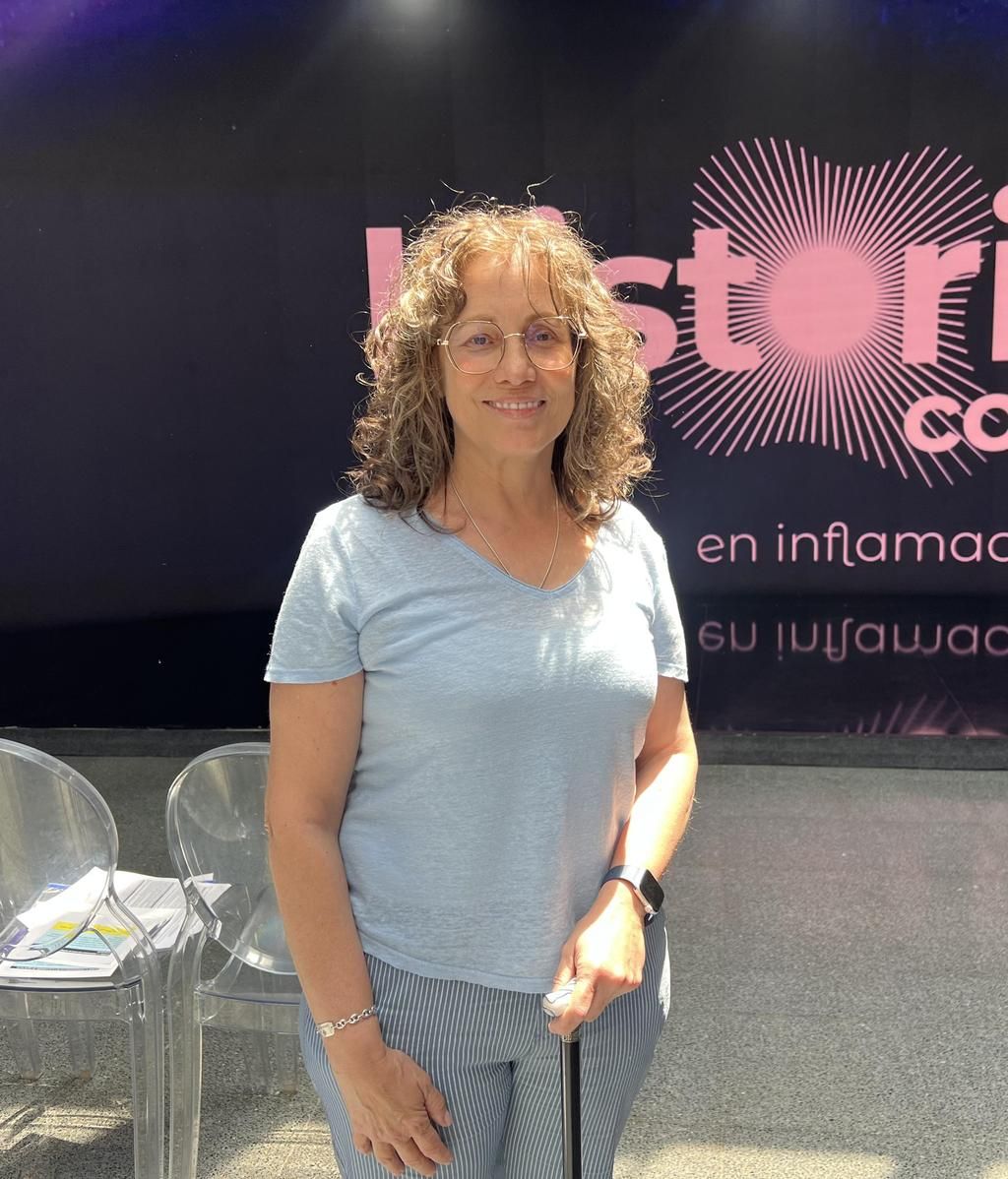 Bárbara Melenchó se apoya en su bastón durante la entrevista