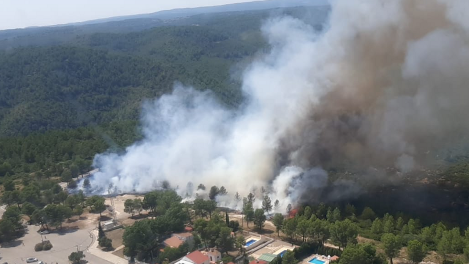 Bomberos trabajan en la extinción de un incendio forestal en Moixent