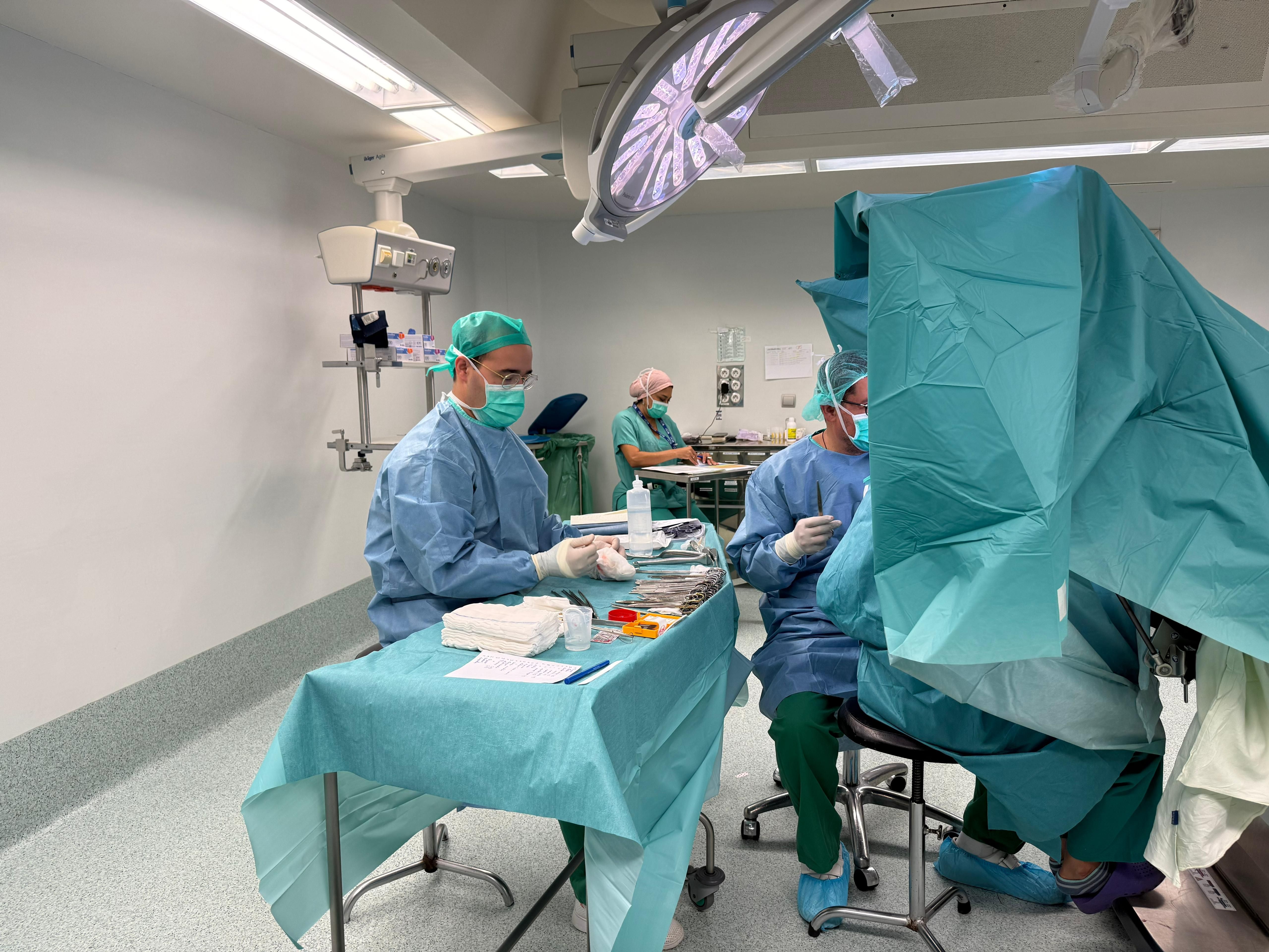 Carlos Arces trabajando en quirófano