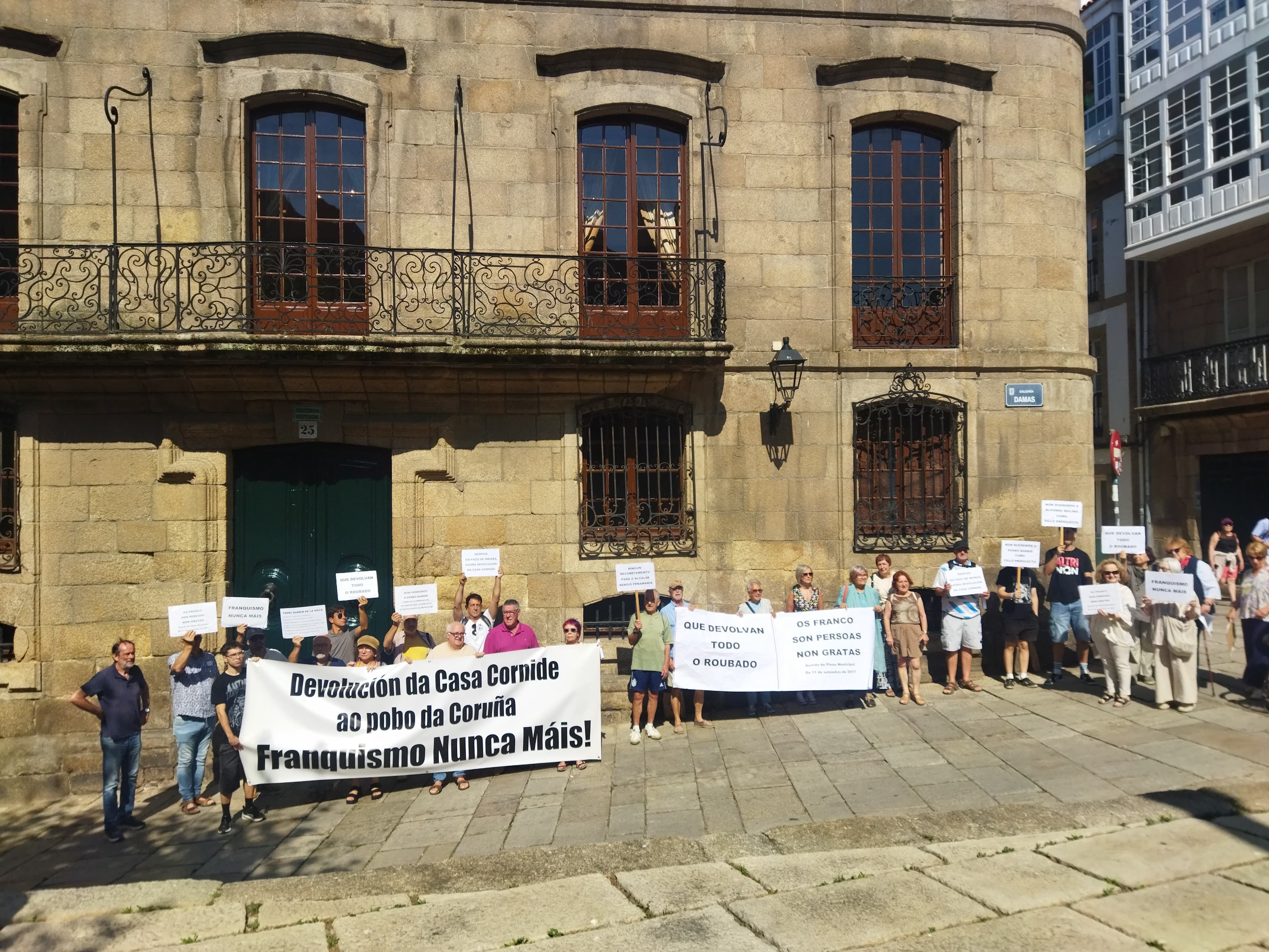 Concentración ante la Casa Cornide el primer día de visitas