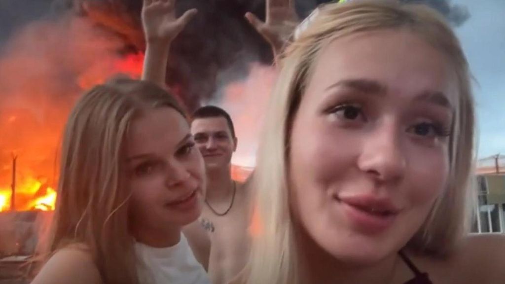 Detienen a unas tiktokers rusas por hacerse selfies junto a un depósito de petróleo recien bombardeado por Ucrania