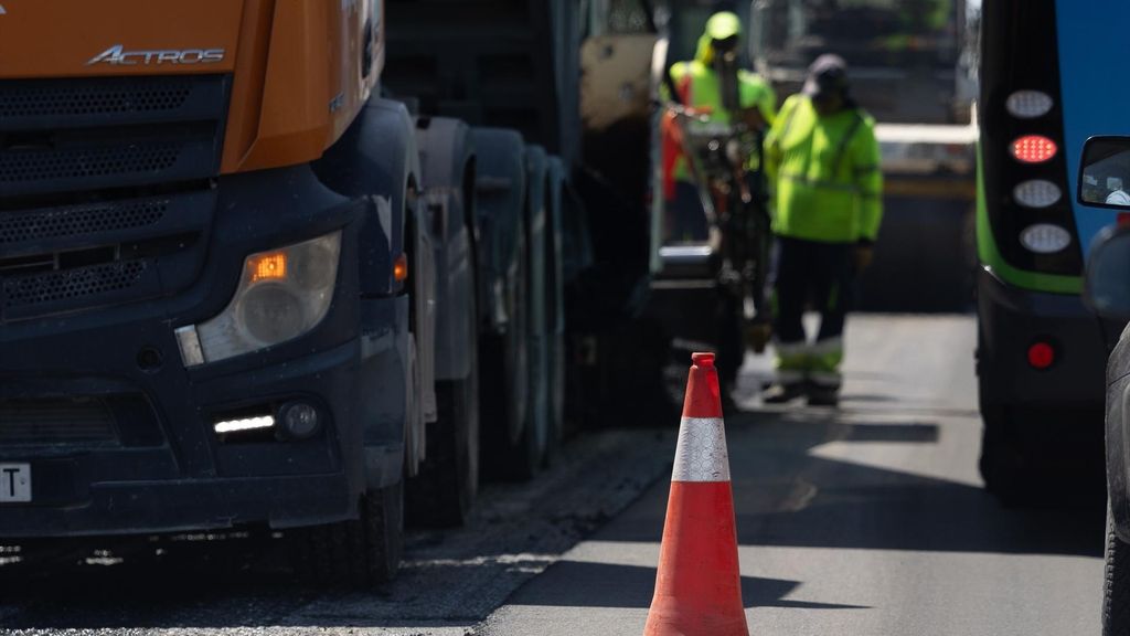 Dos trabajadores realizando obras de mantenimiento