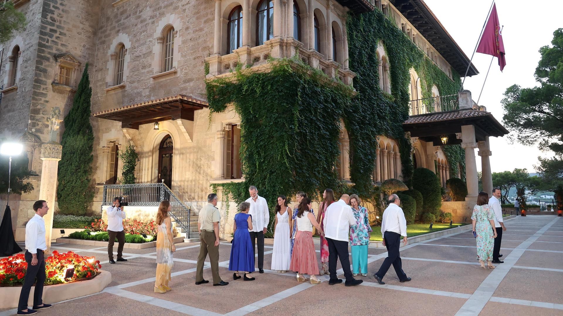 Familia real en el Palacio de Marivent