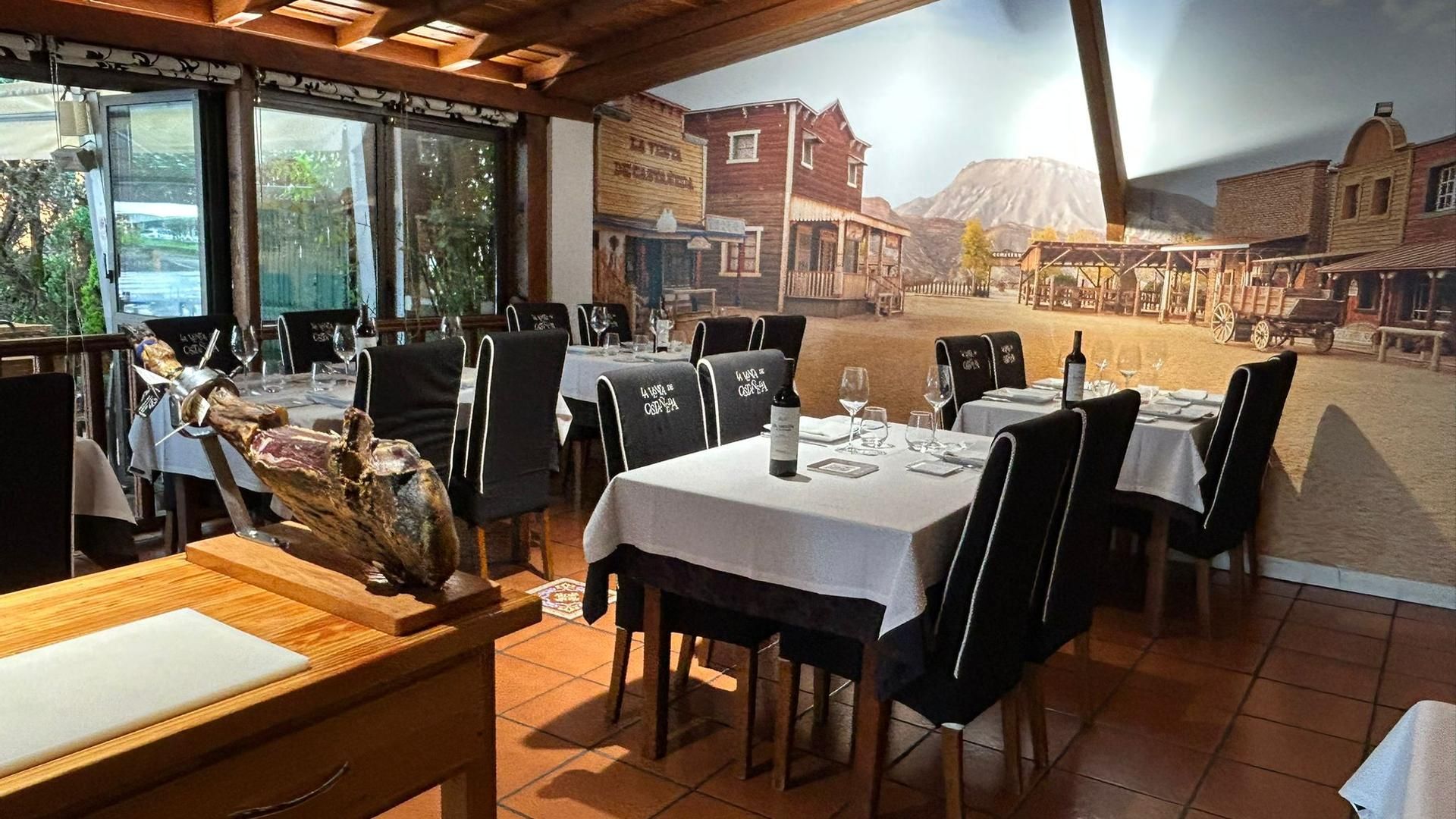 Uno de sus salones antes de que arranque el servicio