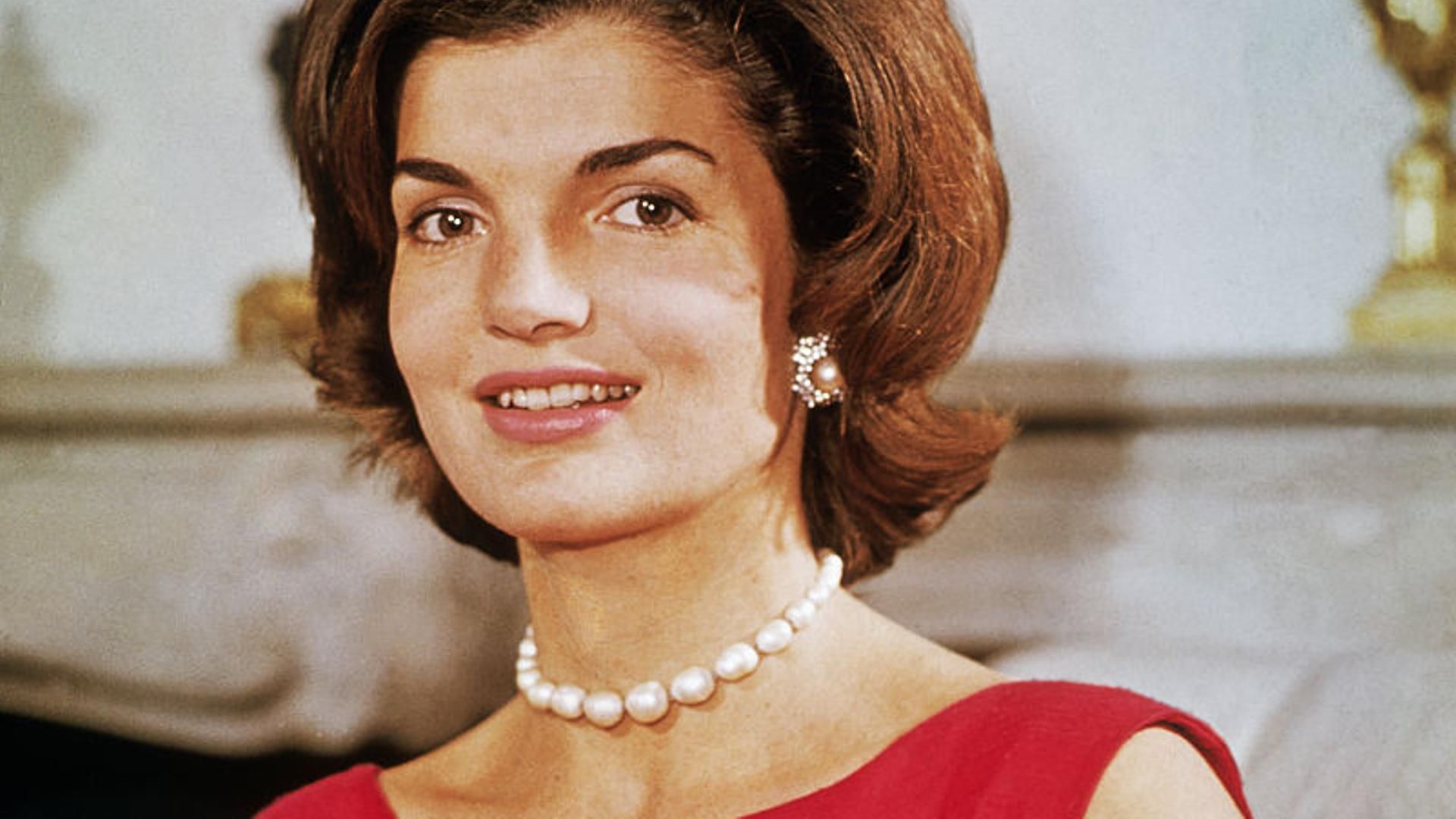 Jackie Kennedy, con un vestido rojo, en su casa de Georgetown en 1960