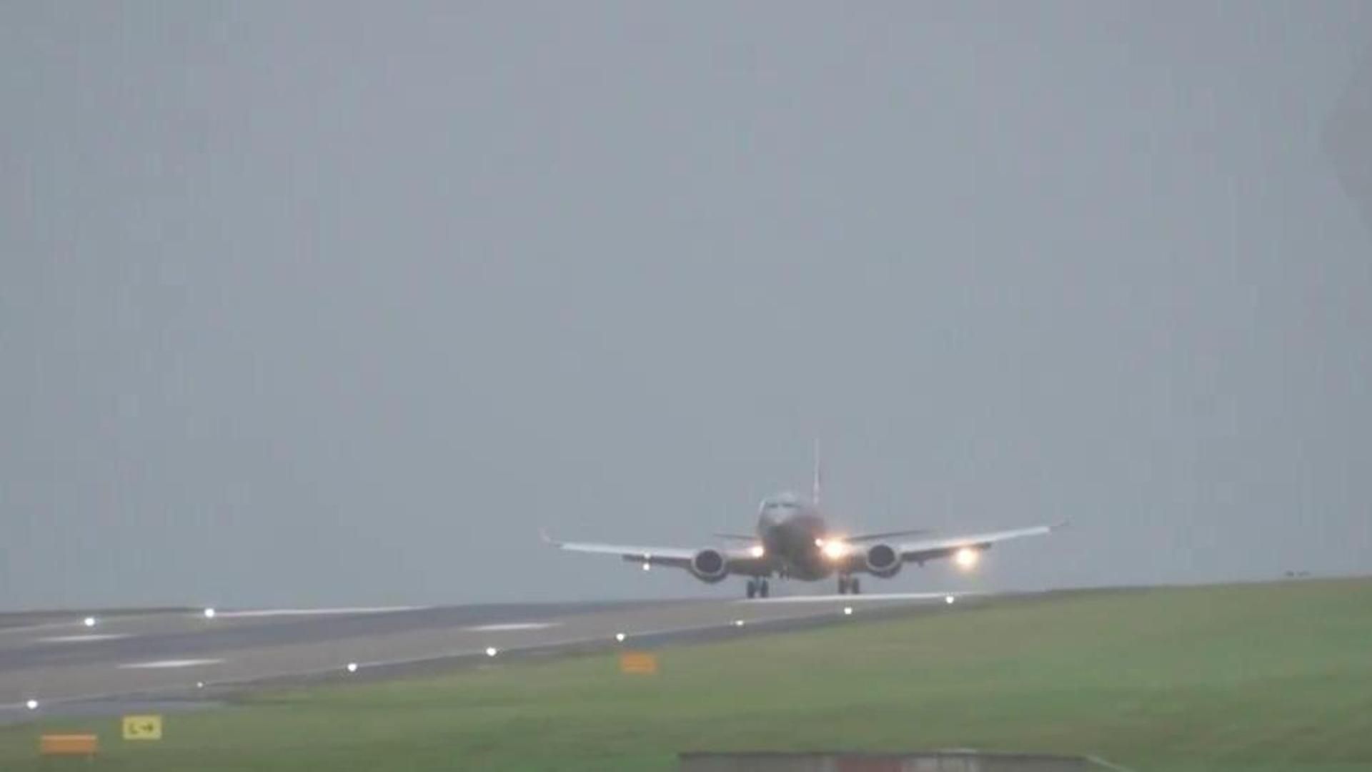 La tormenta Floris causa estragos a este avión en su espeluznante aterrizaje
