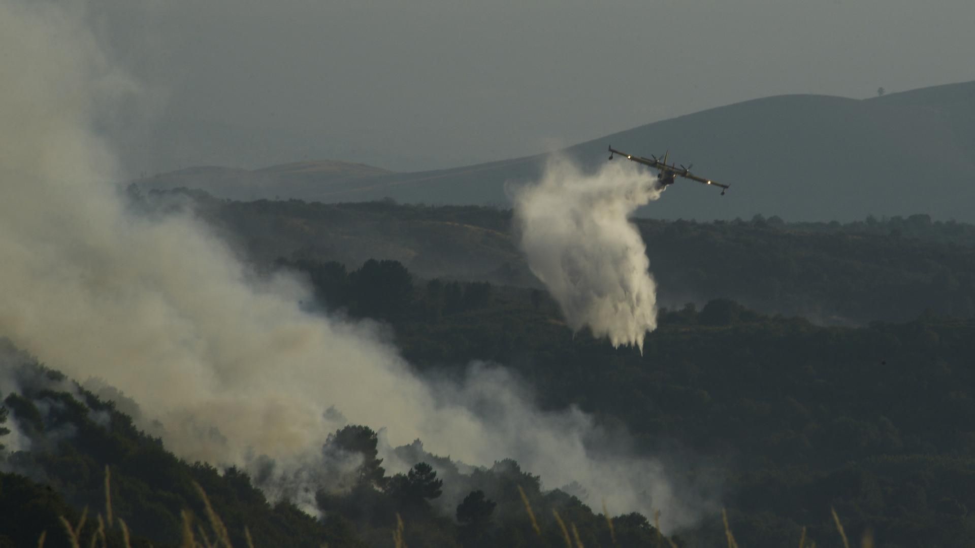 La Xunta de Galicia desactiva el nivel 2 de emergencia en el incendio de Vilardevós, en Ourense, ya estabilizado