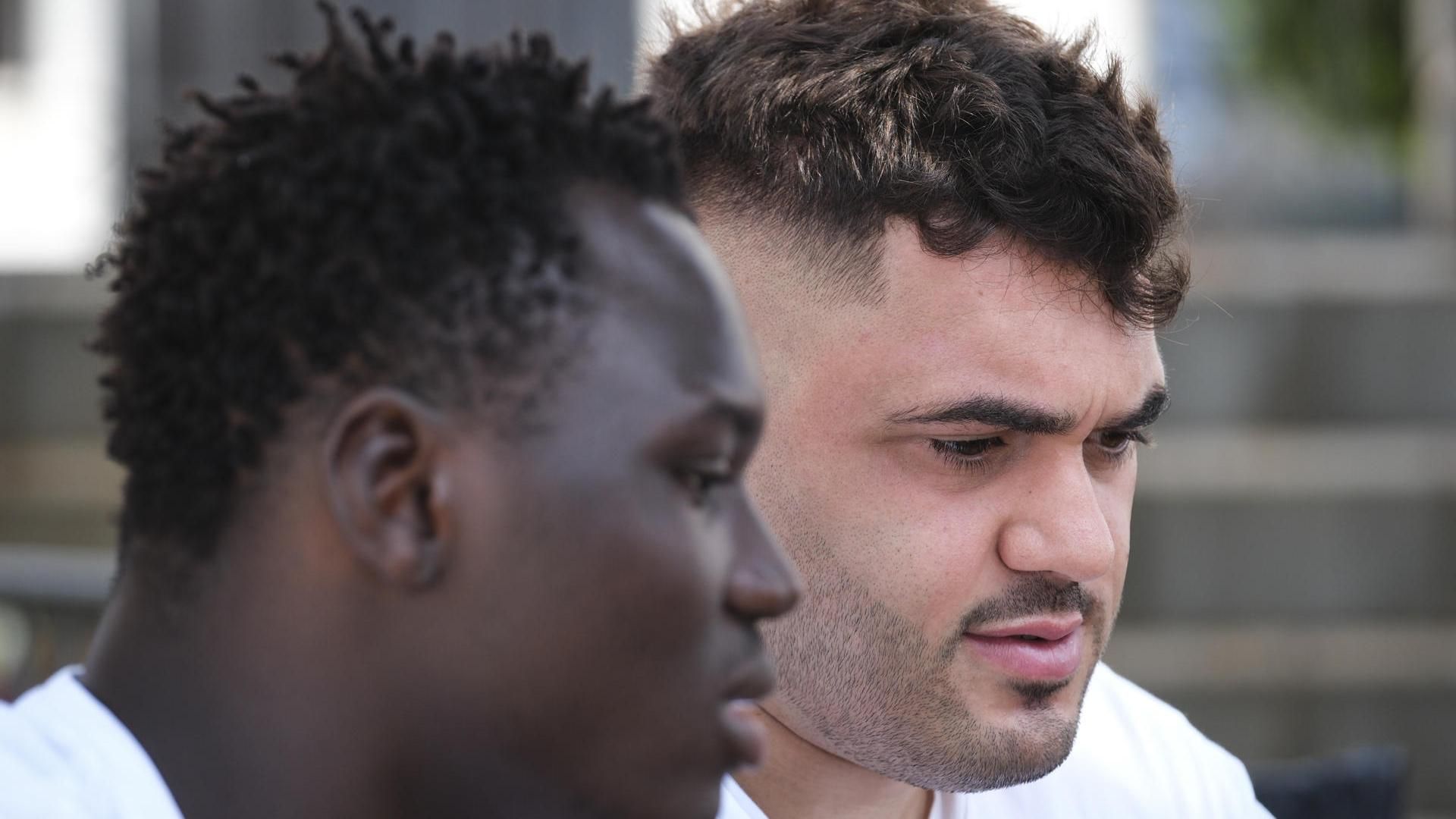 Lamine Dieng (i) y Eusebio Ledesma (d) han logrado llevar a lo más alto a su equipo, el Club de Lucha Chimbesque, campeón por primera vez en 36 años del campeonato de Canarias