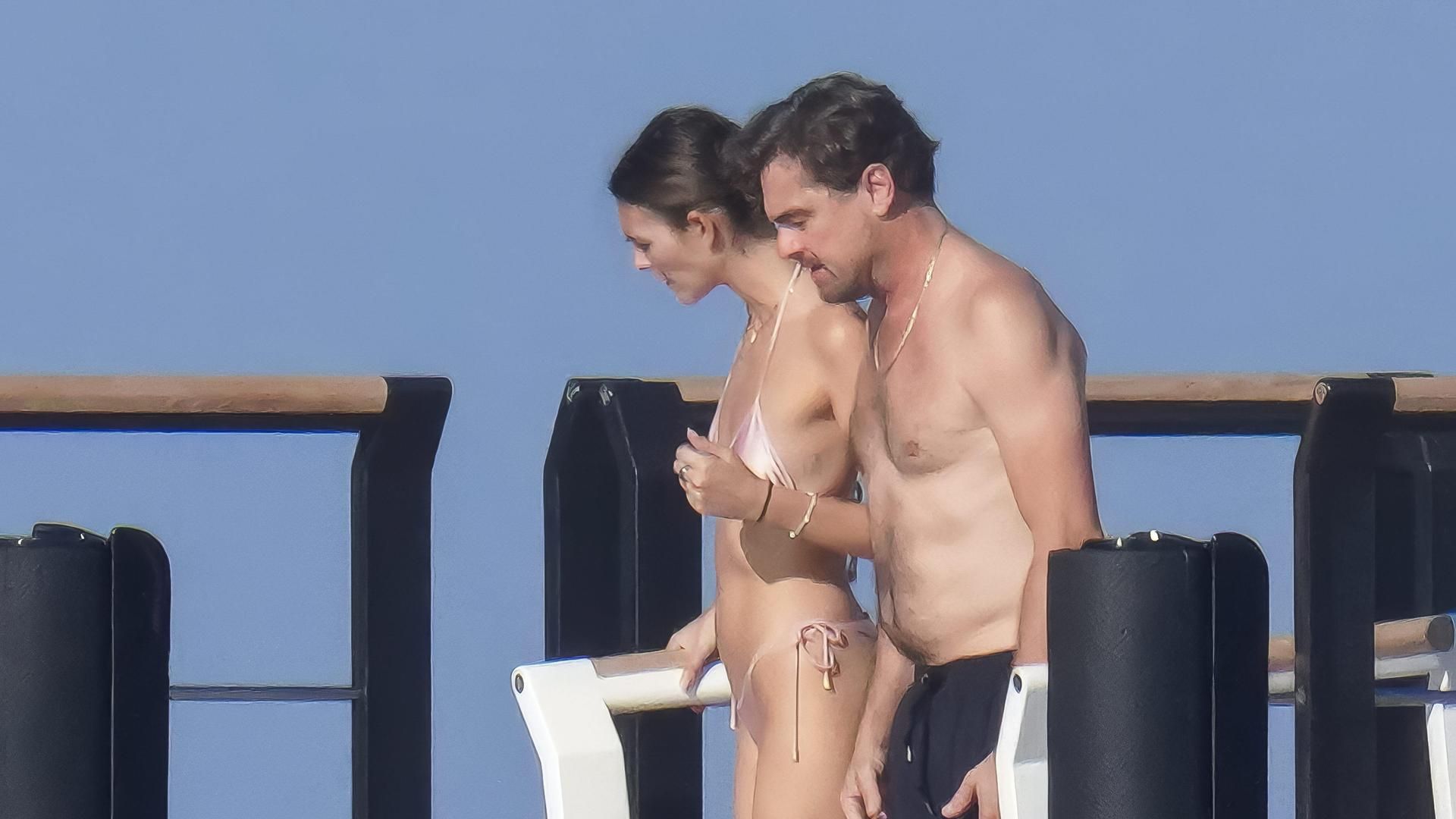 Leonardo DiCaprio y su novia Vittoria Ceretti en Saint-Tropez a bordo de un yate de lujo.