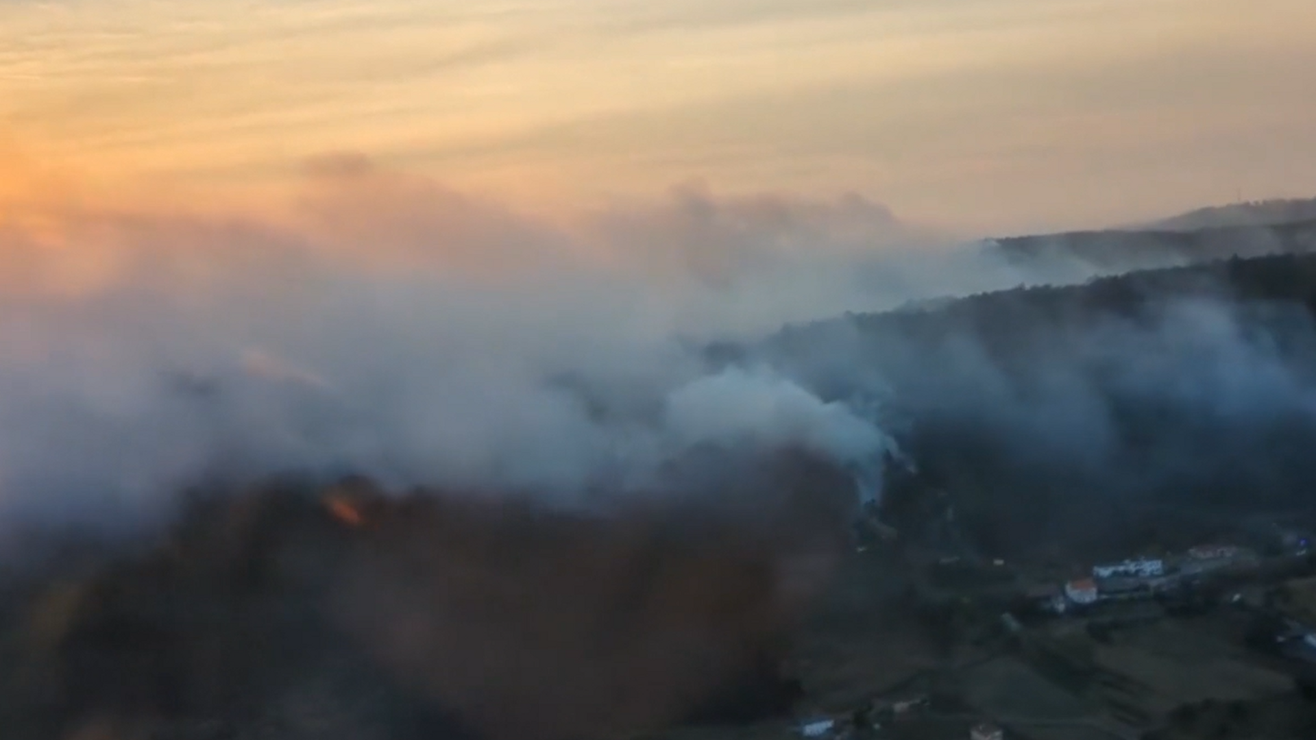 Los incendios en Ponteceso, estabilizados tras quemar 500 hectáreas durante un fin de semana terrorífico