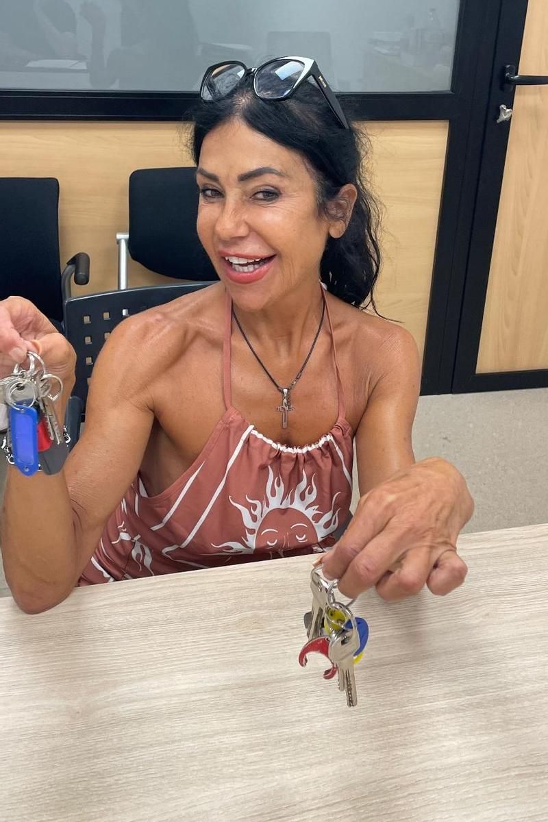 Maite Galdeano posa tras haber firmado su nueva vivienda
