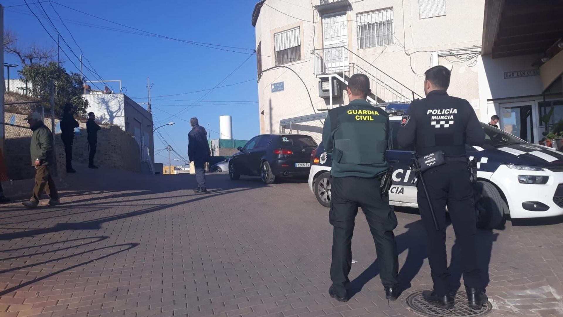 Un agente de la Guardia Civil acompañado por otro de la Policía Local de Murcia en la pedanía de Cabezo de Torres