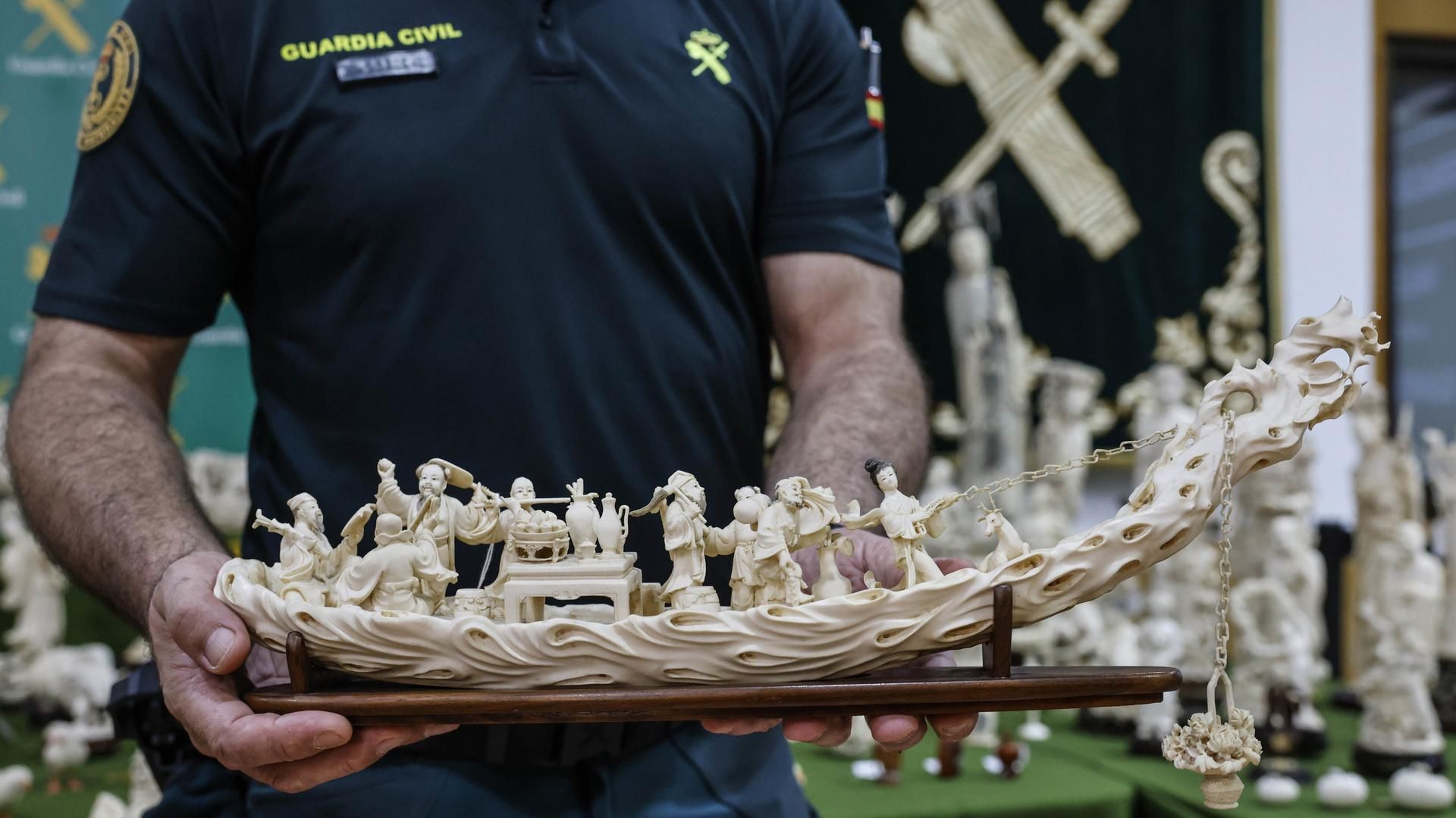 Un agente de la Guardia Civil muestra una de las mayores incautaciones de piezas de marfil de España, en la Comandancia de Guardia Civil de Valencia, a 4 de agosto de 2025, en Valencia, Comunidad Valenciana (España). La operación comenzó cuando en el mes