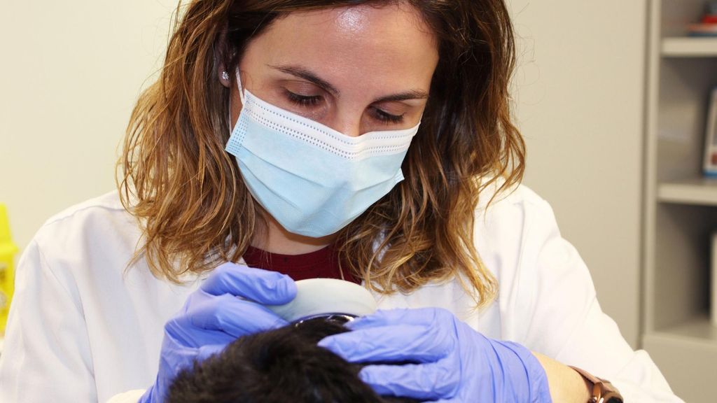 Una dermatóloga revisa el cuero cabelludo