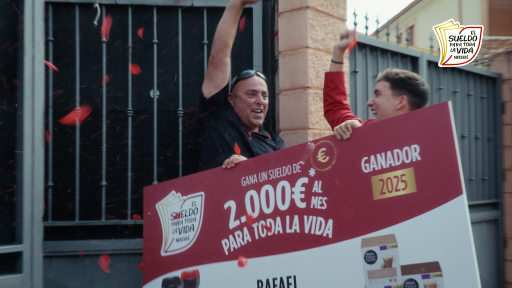 Xuso Jones entrega el 'Sueldo Nescafé' más esperado a Rafael y su familia