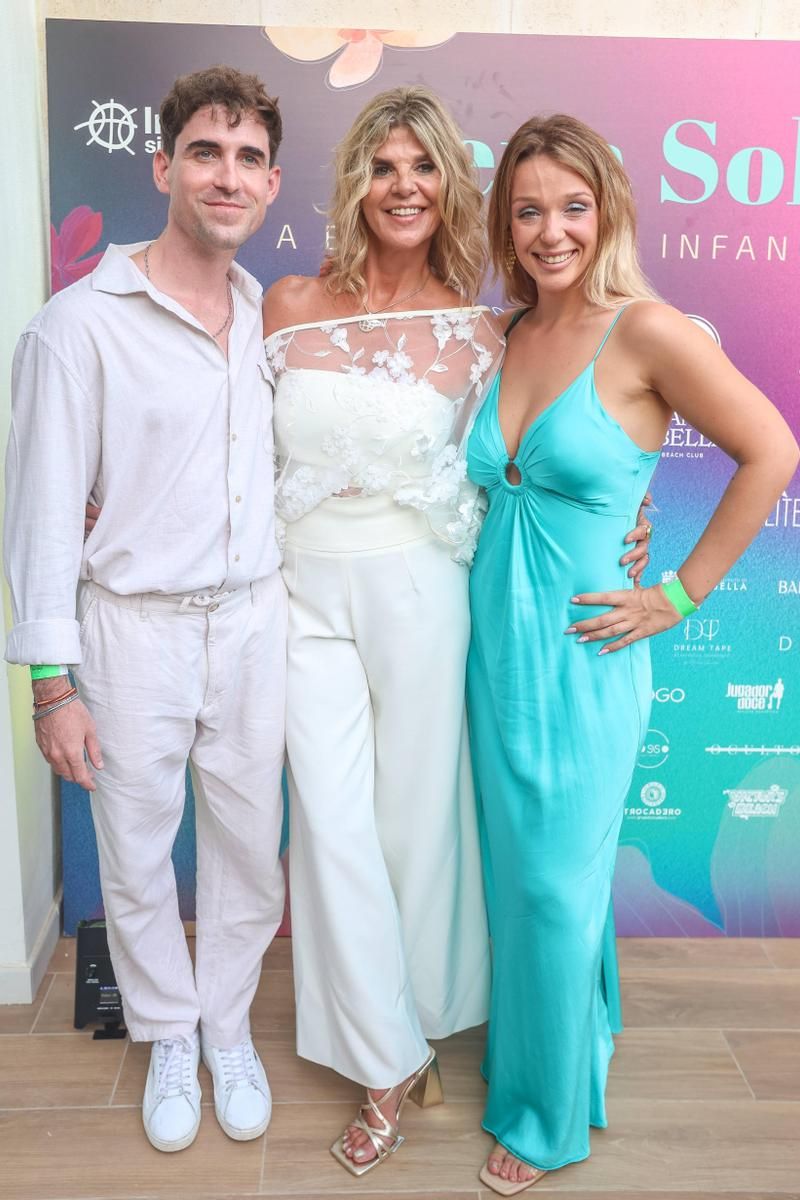 Arantxa de Benito, su hija Zayra Guitiérrez y el novio de esta, Miki Mejías, en la Gala Benéfica de Infancia Sin Fronteras