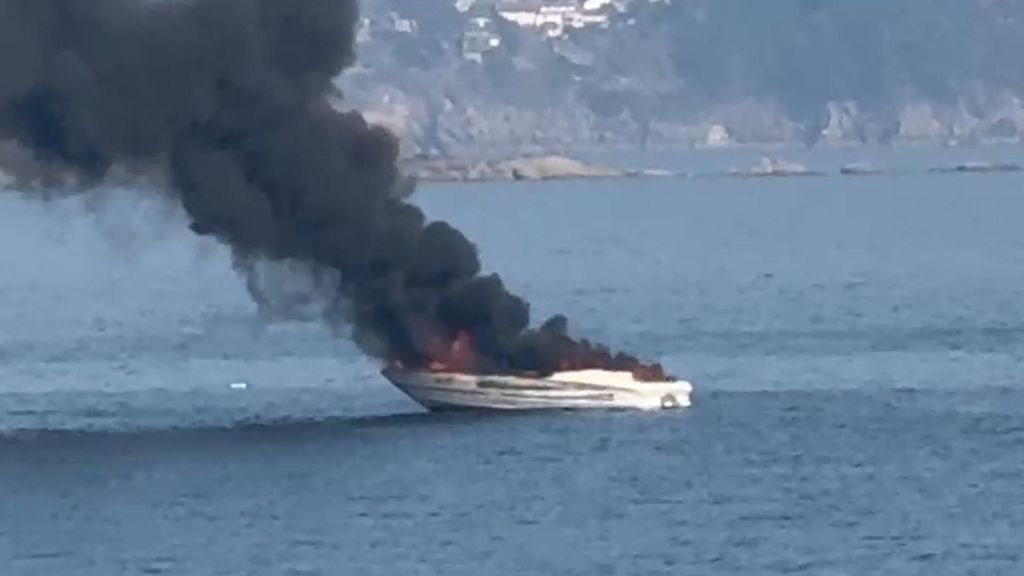 Arde una embarcación tras repostar en Sanxenxo