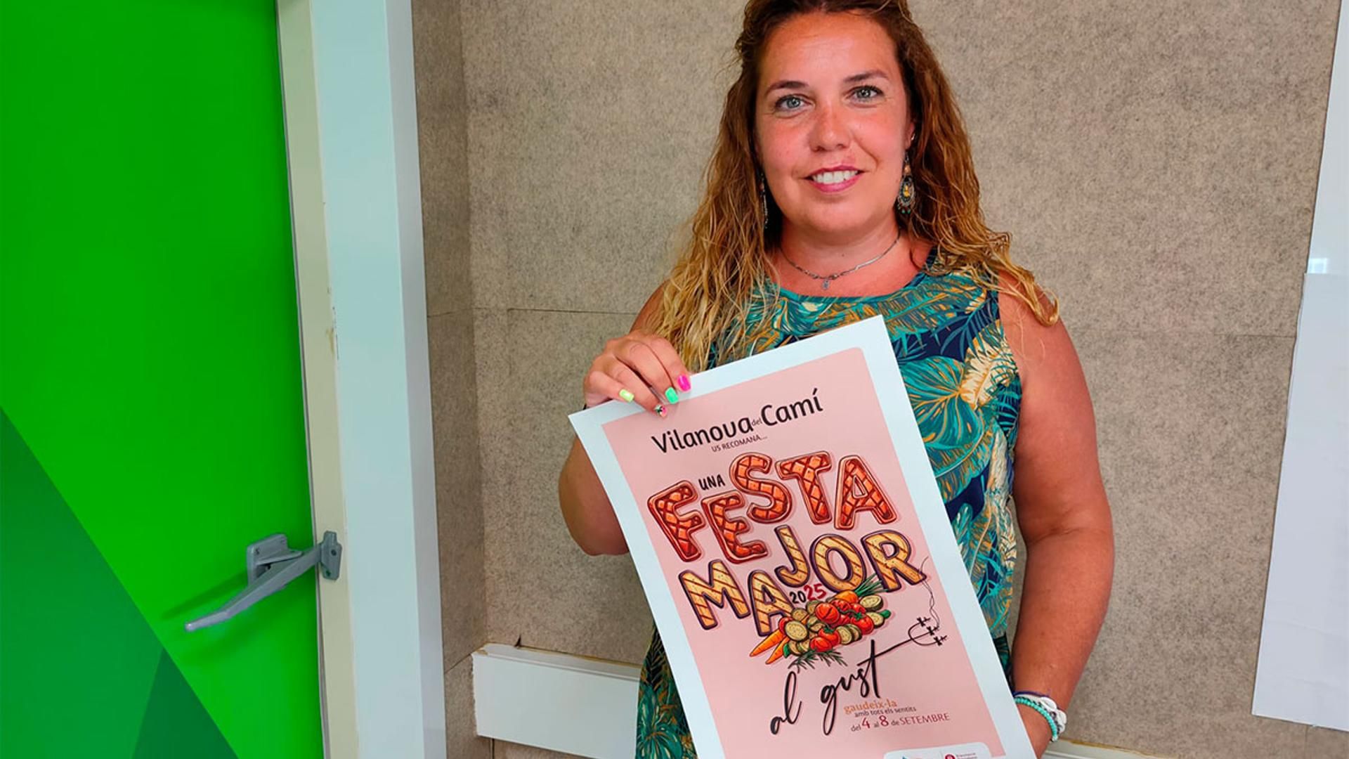 Carlota Silva, concejala de Cultura y Fiestas, con el cartel de las fiestas de Vilanova del Camí