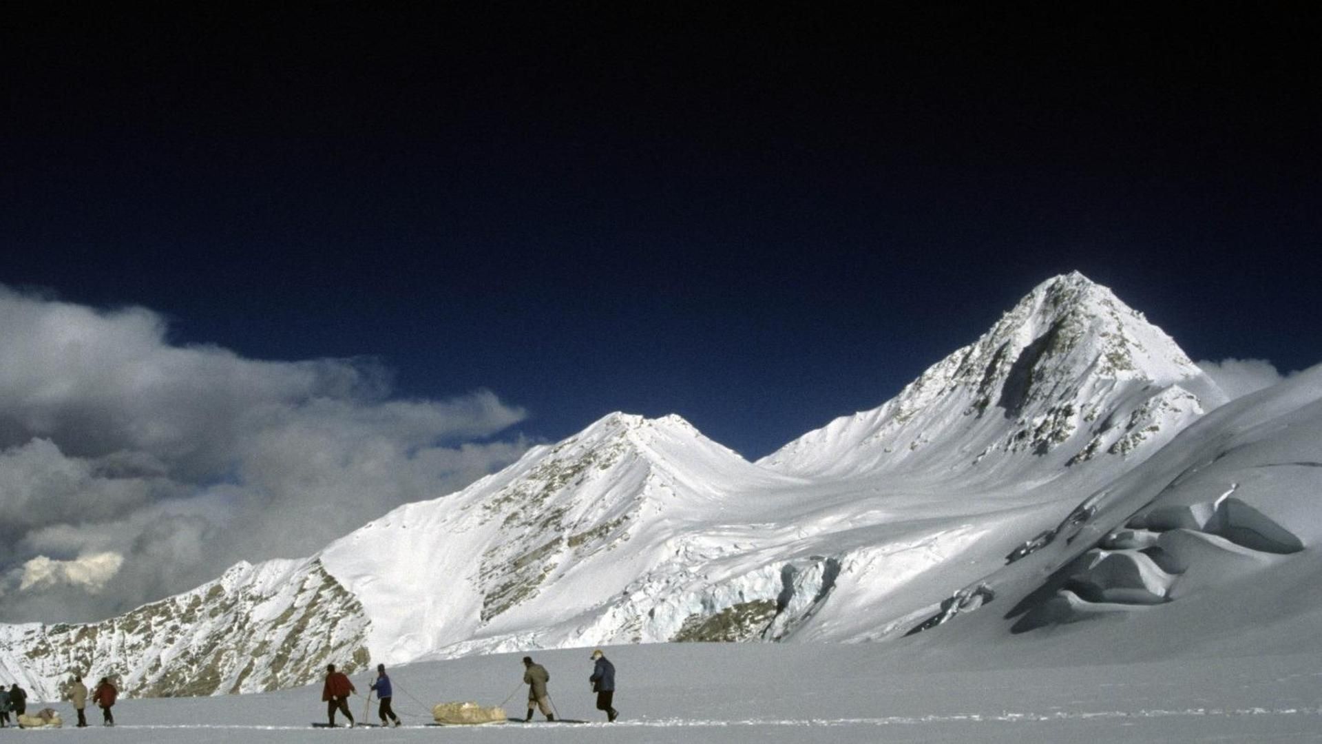 Cuatro muertes y decenas de desaparecidos en una avalancha en el Himalaya