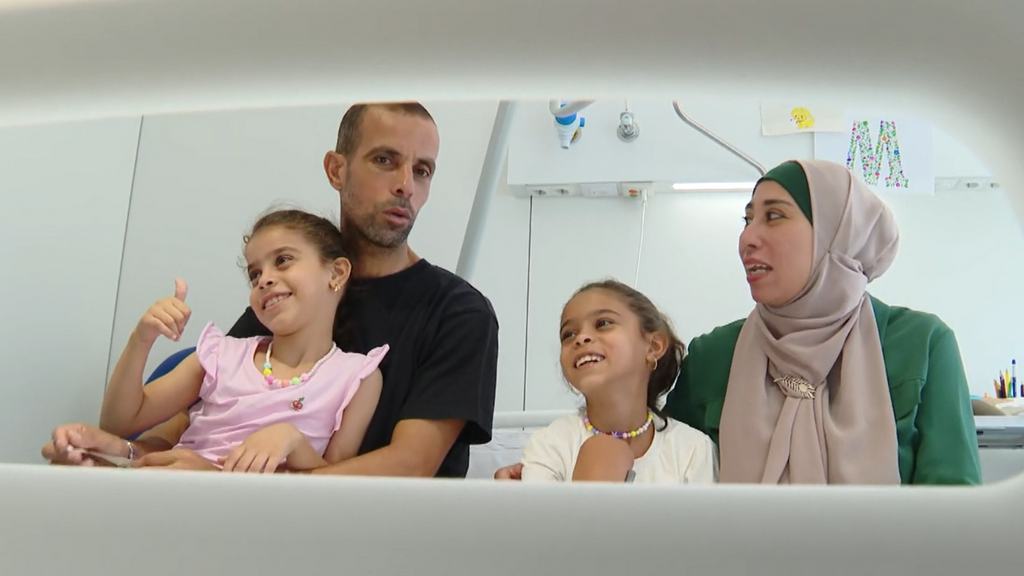Del infierno de Gaza a Badalona: la historia de Miyar, una niña de nueve años herida por las bombas israelíes