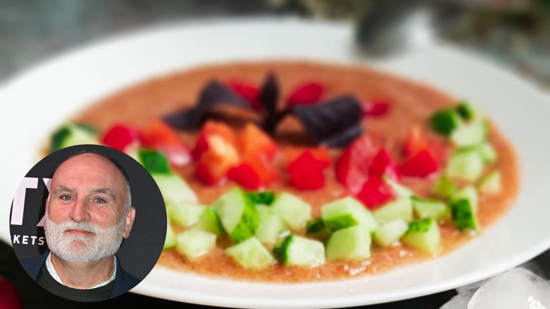 El chef José Andrés y un plato de gazpacho al fondo El chef José Andrés y un plato de gazpacho al fondo