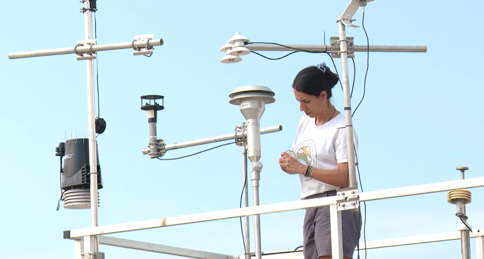 El CSIC mide el impacto en la salud de las micropartículas que sueltan los aviones en el aeropuerto del Prat