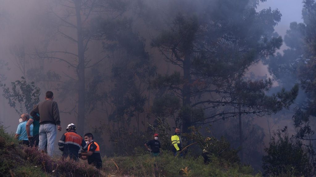 El incendio avanza sin control en Galicia y Navarra: nuevos desalojos en Ponteceso por el avance del fuego
