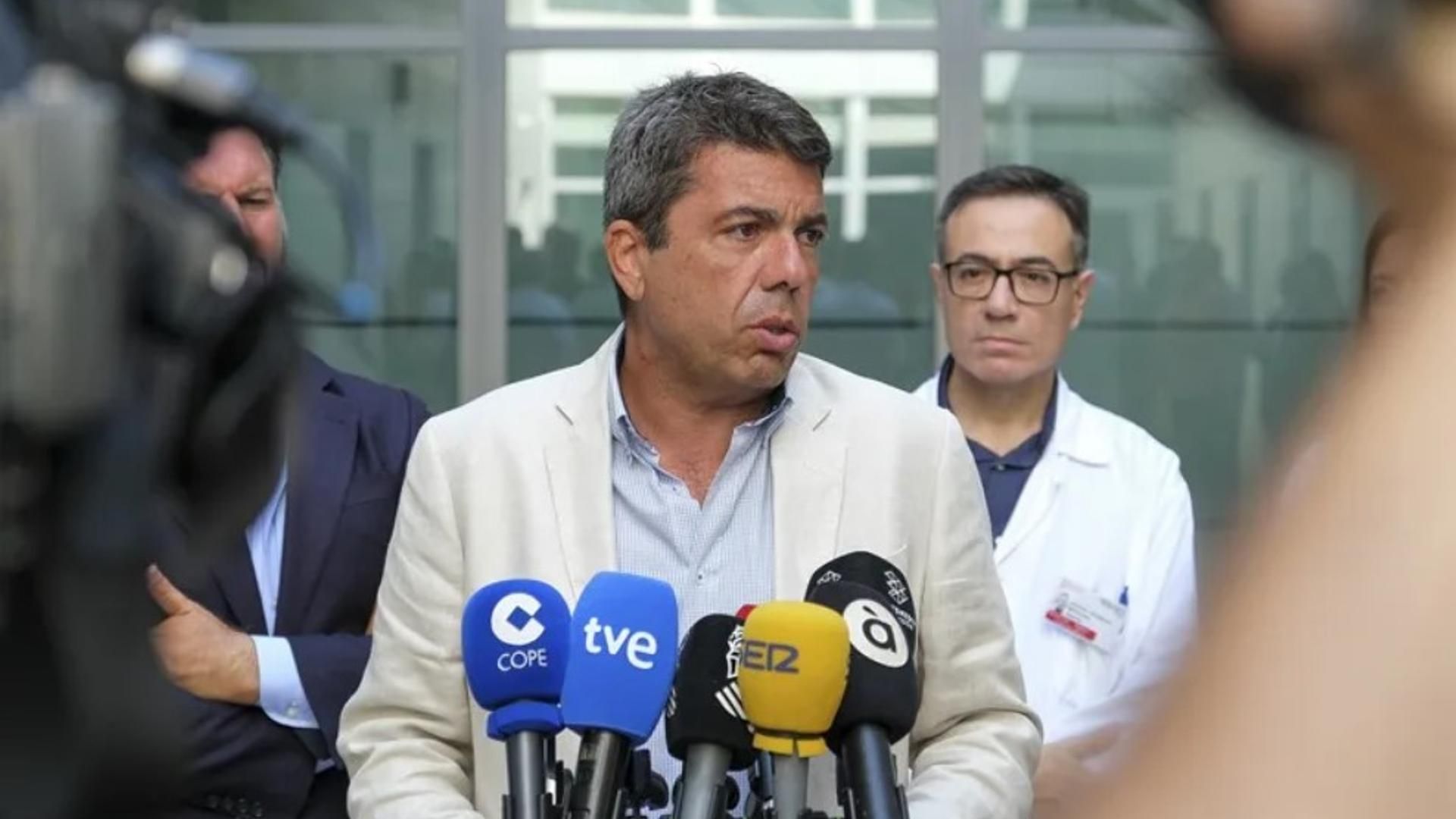 El president de la Generalitat, Carlos Mazón, atiende a los medios