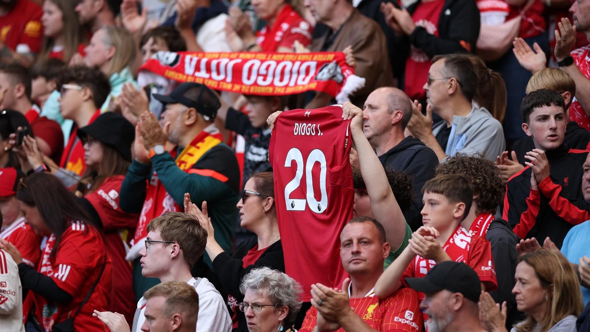 El sentido homenaje de Liverpool y Athletic a Diogo Jota en su amistoso en Anfield, con un atronador ‘You’ll never Walk Alone’