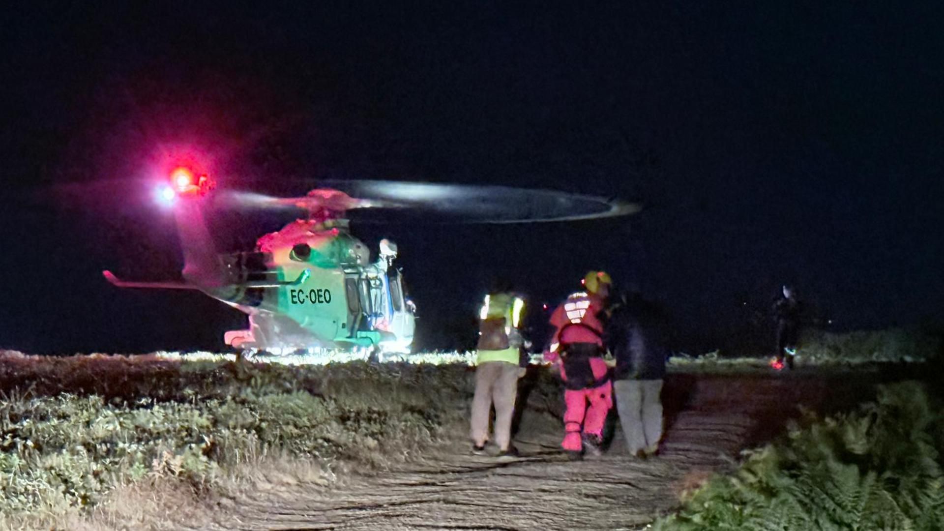 El vecino de Ons acompañado por los servicios de emergencia de camino al helicóptero