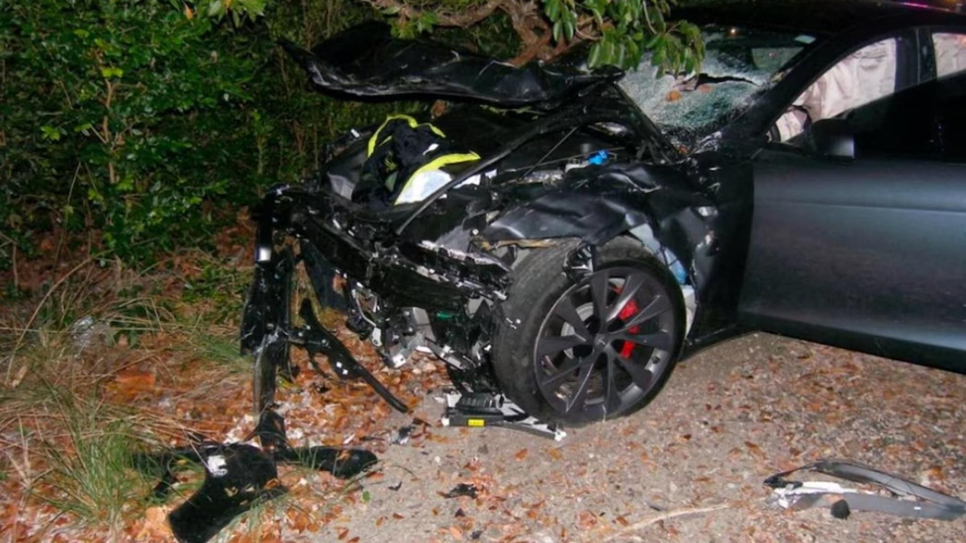 Estado en el que quedó el modelo S 2019 de Tesla al chocar contra un vehículo estacionado