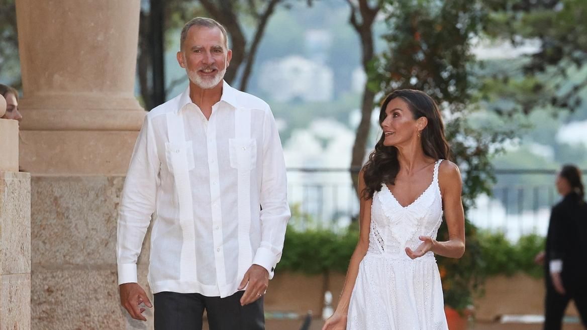 Felipe VI sorprende bailando y cantando durante sus vacaciones en Palma