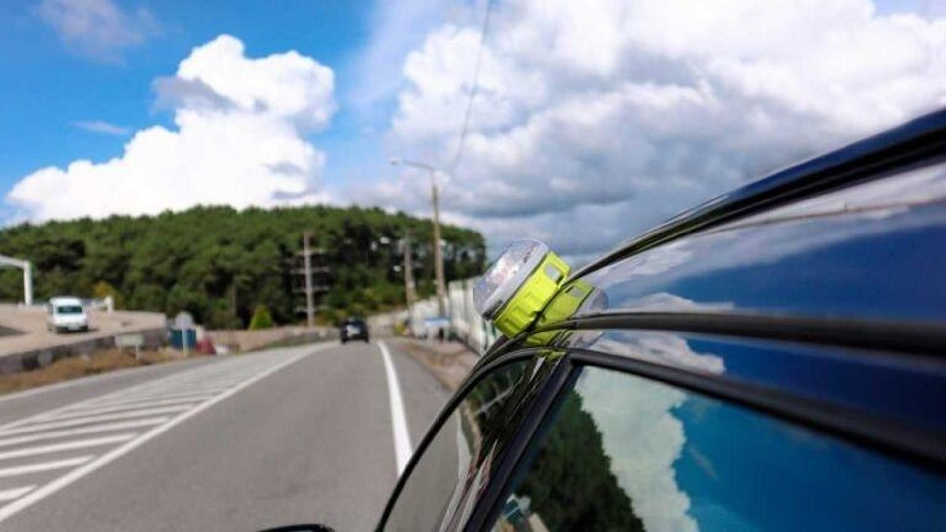 La advertencia de la OCU sobre las nuevas balizas luminosas V16 de señalización: hay muchas sin homologar