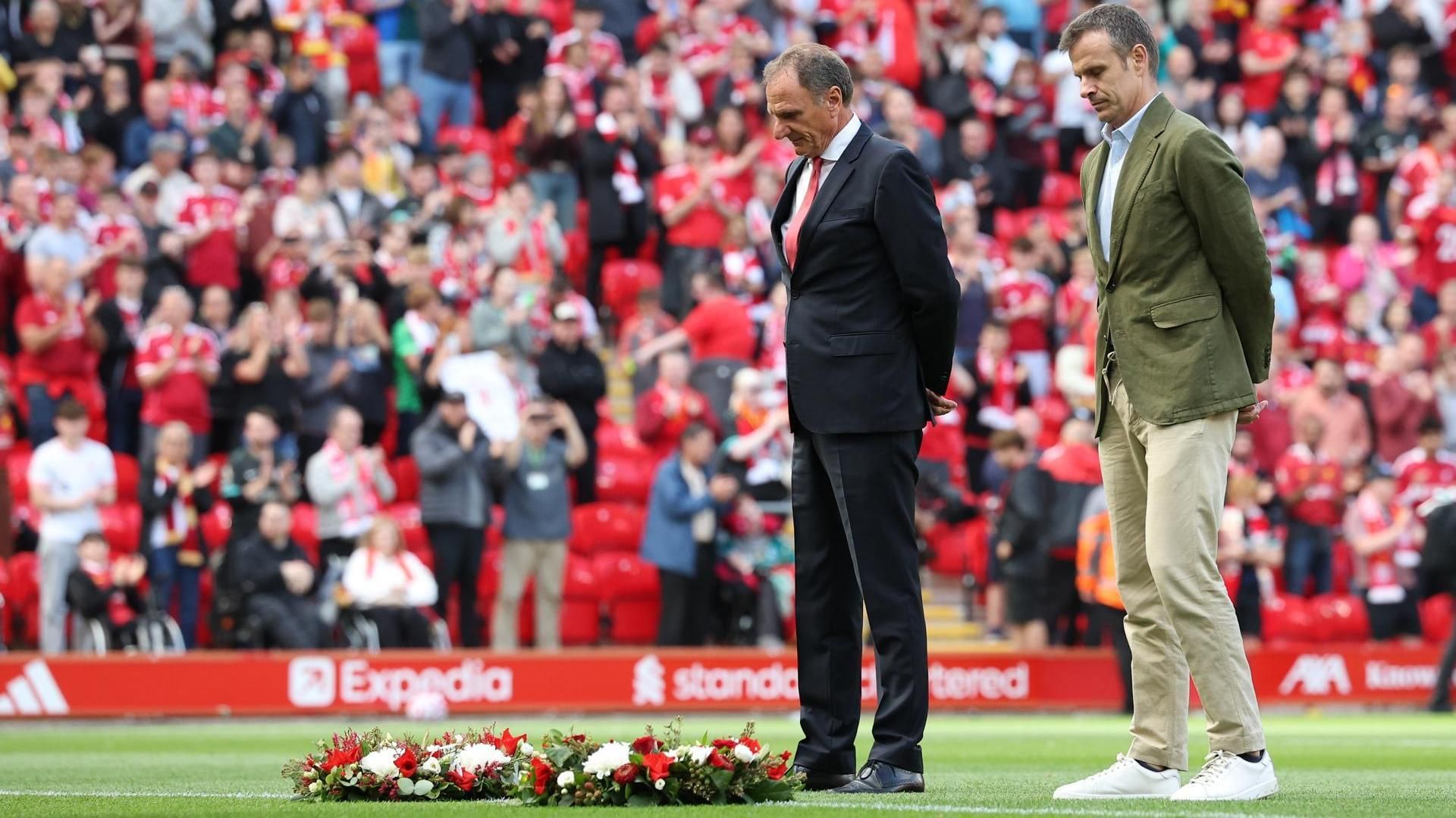 La ofrenda floral del Athletic Club en recuerdo a Diogo Jota en Anfield