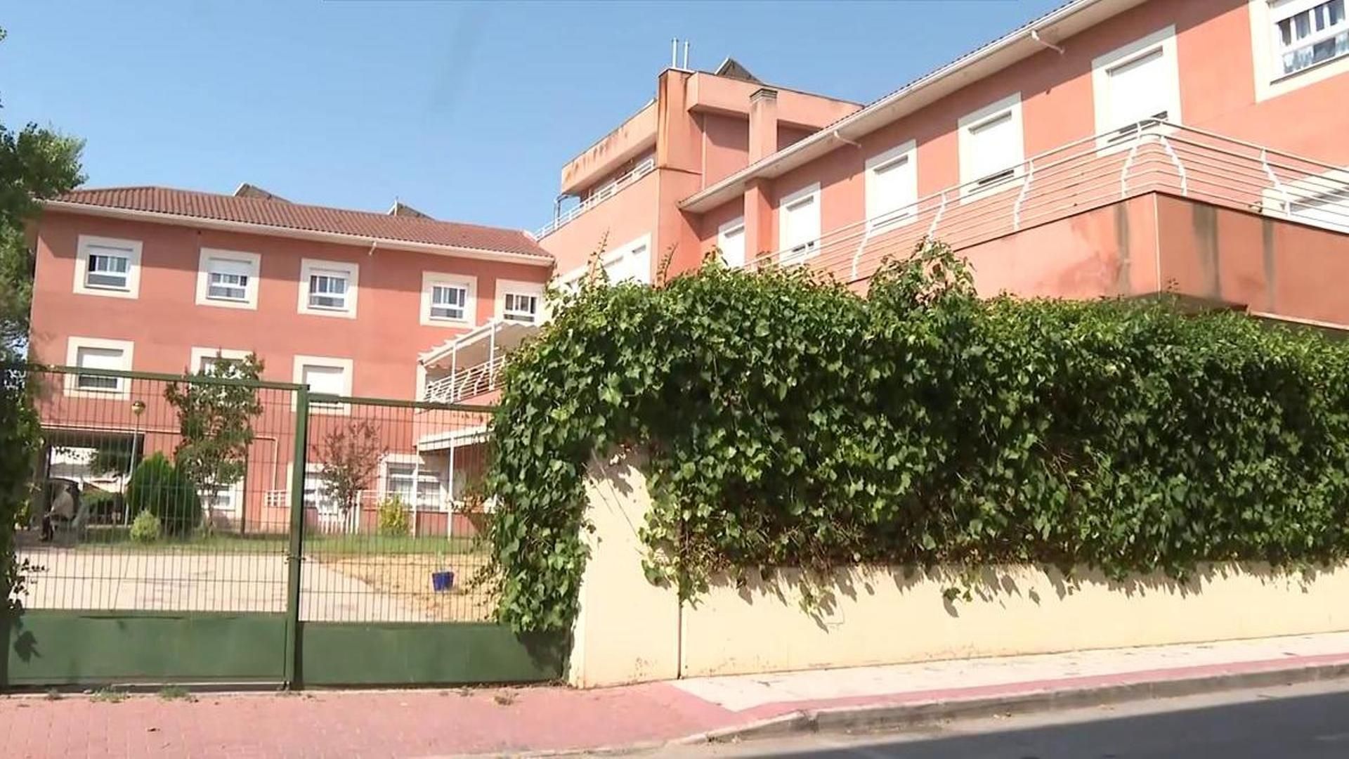 La trabajadora de una residencia de Azuqueca, despedida tras hacerse viral un video vejatorio hacia una anciana: "Está más muerta que viva"