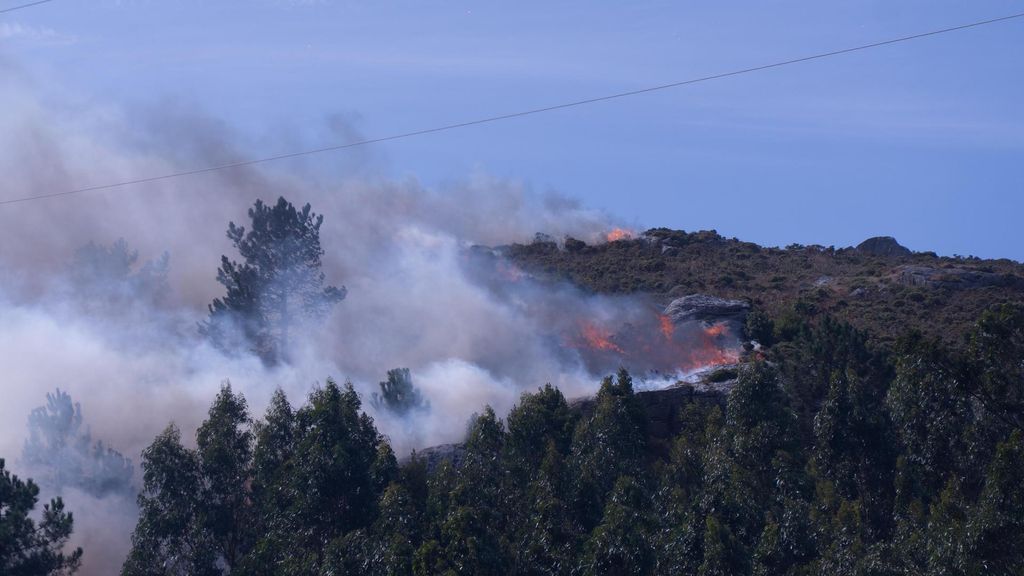 La Xunta solicita ayuda a la UME en el incendio de Ponteceso: los vecinos de Corme Aldea han sido desalojados