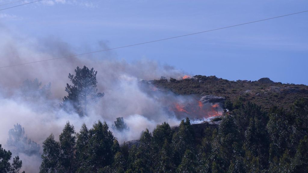 La Xunta solicita ayuda a la UME en el incendio de Ponteceso: los vecinos de Corme Aldea han sido desalojados