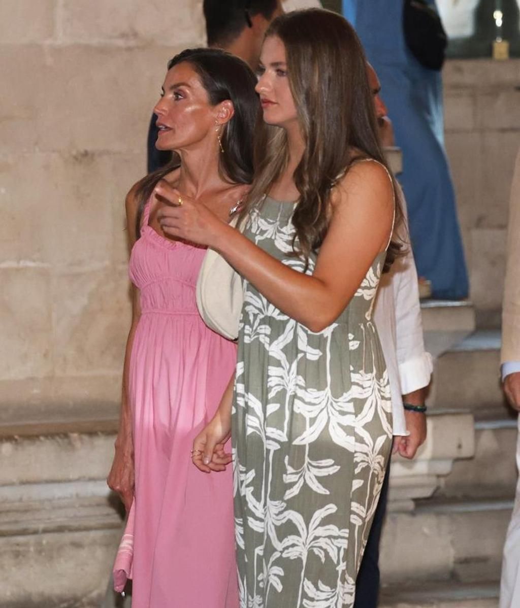 Leonor con su madre en una exposición en Mallorca