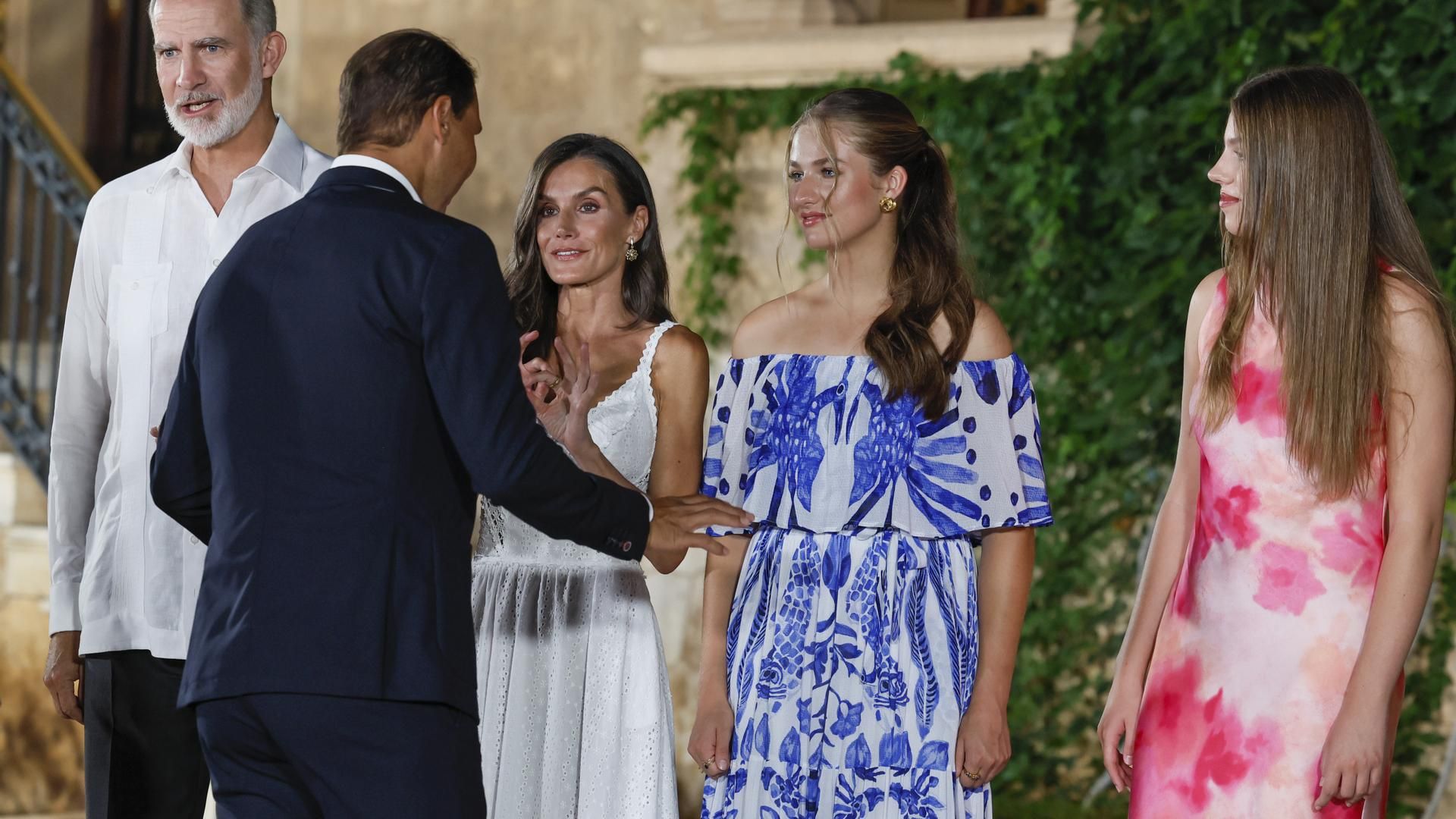 Los reyes Felipe VI y Letizia saludan a Rafa Nadal en la tradicional recepción en el Palacio de Marivent
