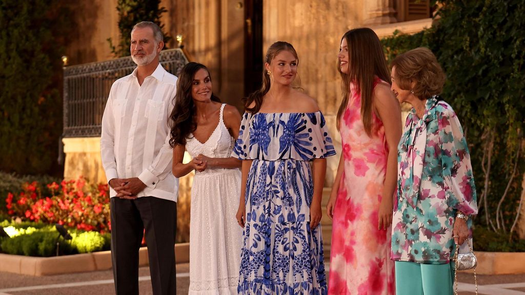 Los reyes, Felipe y Letizia, la princesa Leonor, la infanta Sofía, y la reina emérita Sofía, en la recepción en Marivent